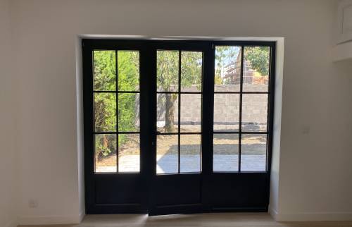 Menuiserie aluminium avec petits bois sur vitrages