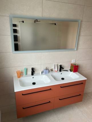 Nouveau meuble vasque suspendu dans une salle de bain rénovée - Nantes 44