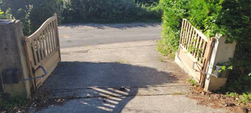 Ancien portail battant en bois avant travaux de menuiserie extérieure - Soignolles-en-Brie 77111