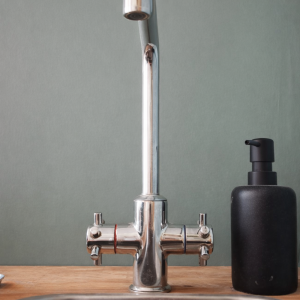 Détail robinetterie design cuisine studio parisien rénové