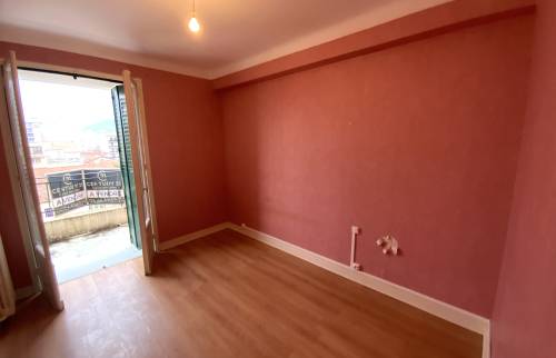 Appartement avant sa rénovation avec parquet immitation bois à ALÉS 30100