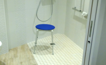 Grande douche ouverte pour accès en fauteuil roulant