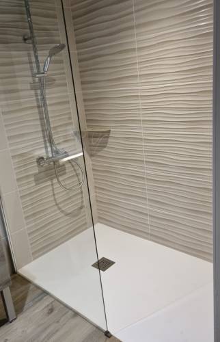 Vue de la nouvelle douche avec les deux faïence 