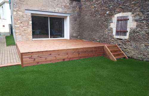 Terrasse en bois d'une maison en pierre en haute savoie 