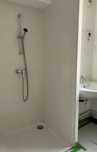 Douche PMR accessible rénovation par La Maison Des Travaux Bruz