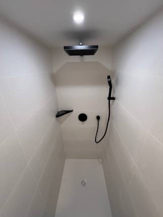 Rénovation de salle de bain avec douche ouverte et colonne encastrée - Nantes 44000
