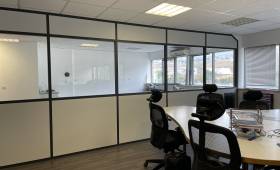 un grand bureau lumineux