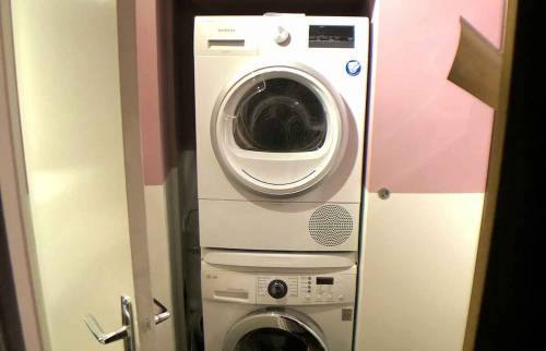 la buanderie après les travaux avec des rangements - Paris 18