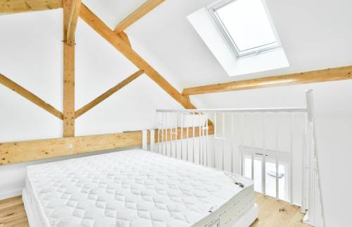 chambre parentale d'un pavillon surélevé