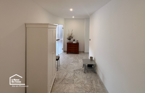 Couloir modernisé avec faux plafond, éclairage LED et peinture neuve lors d'une rénovation complète d'appartement à Aix-en-Provence.