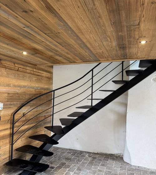 Escalier sur mesure réalisé par un artisan local à Rives