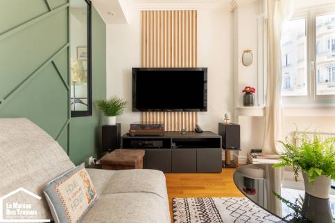 Rénovation et décoration d'un appartement de caractère situé sur Lyon : zoom sur le meuble TV sur mesure et le parement en tasseaux bois