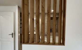 un claustra sur mesure pour délimiter l'espace bain au Chesnay