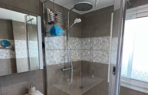 La douche et l'éclairage dans le plafond