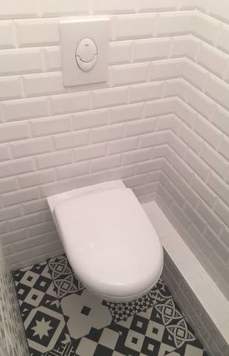 Installation d'un WC suspendu avec coffrage habillé de carrelage métro.