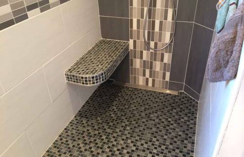 Installation d'un banc intégré dans une salle de bain à Caen