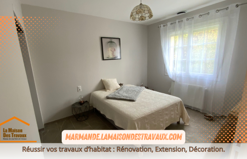 Une chambre spacieuse après rénovation, avec des murs délicatement peints et un plafond remis à neuf à Marmande