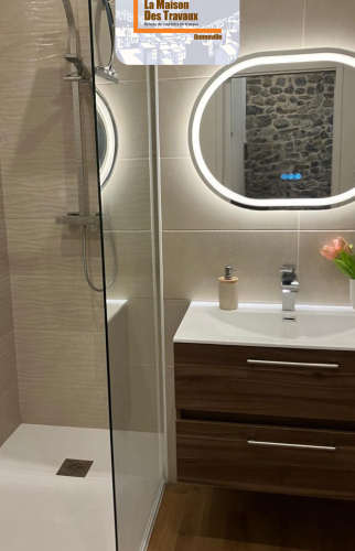 Salle de bain avec douche à l’italienne design à Bonneville, sous les combles