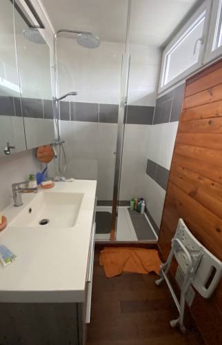 Rénovation de salle de bain avec l'objectif d'agrandir l'espace 