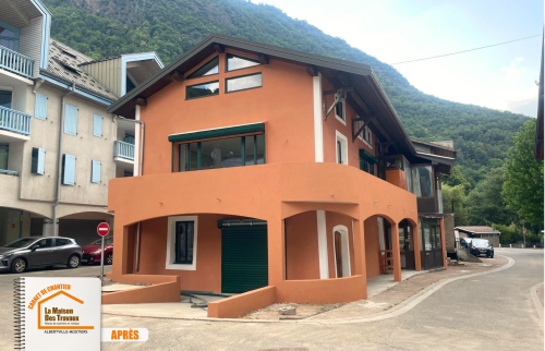 La Maison des Travaux Moûtiers, peinture façade ocre, menuiserie façade moderne, modénatures blanches fenêtres, rénovation maison ancienne Savoie
