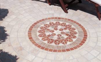 Terrasse en béton décoratif tramé et motif central en pavés grès et quartzite - Villenoy - 77124 - 
