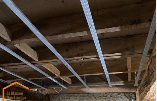 PENDANT Pose des suspentes pour les plaques de plâtre au plafond