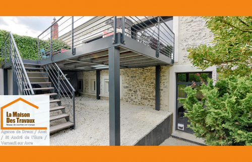 Aménagement moderne à Dreux : escalier acier et terrasse surélevée pour sublimer la façade.