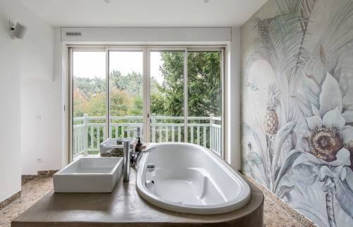 "Transformation élégante d'une salle de bain à Vaucresson"