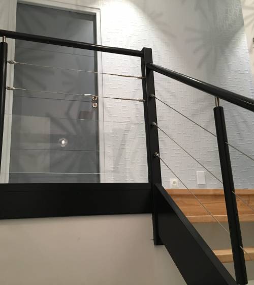 Escalier ouvert avec rambarde sécurité acier galvanisé reprise sur palier étage à La Ciotat (13600)