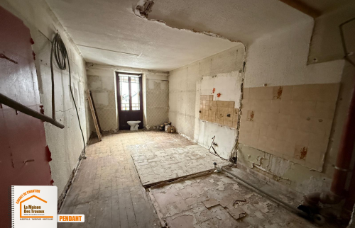 bardage bois intérieur appartement, habillage mural effet pierre, rénovation résidence secondaire, cuisine optimisée appartement, salle de bains sur mesure
