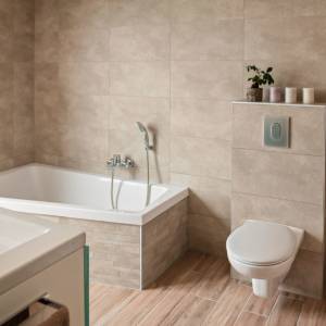 Baignoire asymétrique Duravit près d’une baie vitrée – salle de bains rénovée à Haguenau