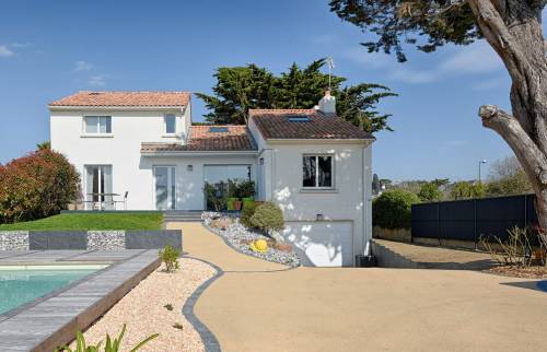 Vue de la maison et des extérieurs après rénovation.