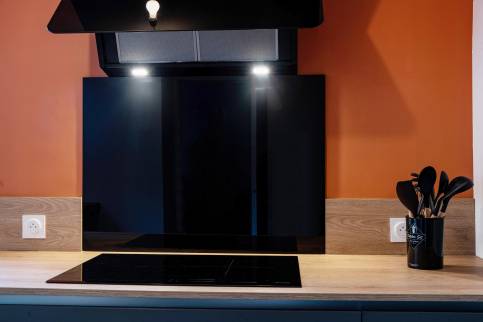 Projet de cuisine gris anthracite et Orange avec verrière, Lyon quai de Saone : zoom plaque cuisson