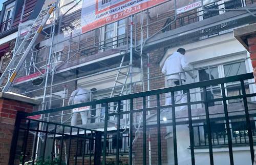 Peinture sur la façade, oriel à droite