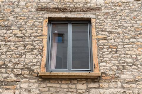 Rénovation des menuiseries extérieures à Chazay d'AZergues, en bicoloration Blanc / gris anthracite