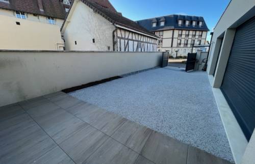 L'entrée de l'allée vue de la terrasse