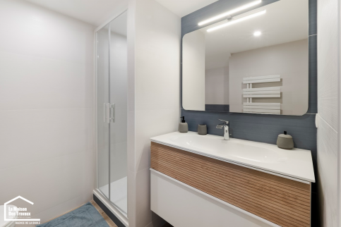 Large meuble vasque avec miroir