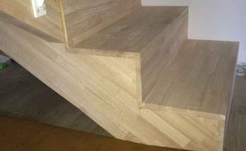 escalier en bois clair 