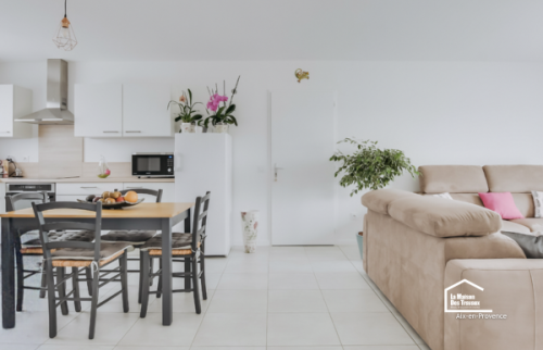 Vue de la pièce de vie après rénovation d’une maison à Aix-en-Provence, avec séjour lumineux et circulation ouverte entre les espaces.