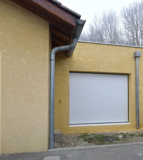 Garage terminé avec porte sectionnelle et enduit assorti