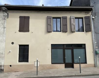 Ravalement de la façade avec un joli crépis jaune pale