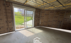 Extension de maison à Lanloup : création d’un nouvel espace lumineux pour une suite parentale avec chambre, dressing et salle de bain.