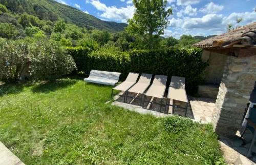 Jardin d’un mas dans les Cévennes rénové La Maison Des Travaux d’Alès