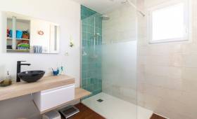 Salle de bain à Fabrègues (34690) avec douche à l'italienne