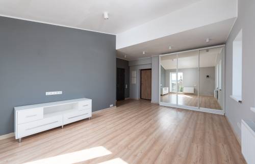 maison avec du parquet en bois et dressing