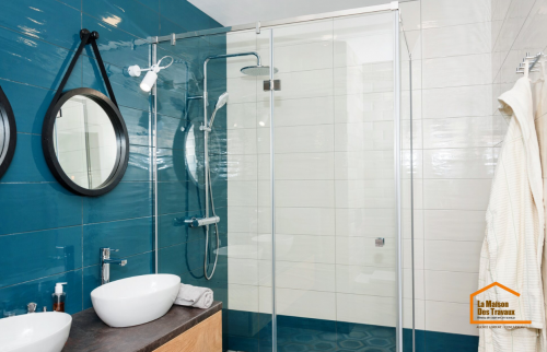 Salle de bain avec douche à l'italienne