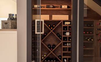aménagement cave à vin sous escalier
