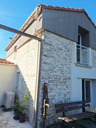 Installation d'un bardage bois sur la surélévation de maison lors de travaux de ravalement de façade - Pornic 44210