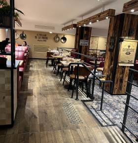 Sol et plafond rénovés pour cette salle de restaurant