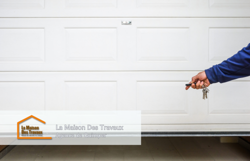 Gros plan sur la porte de garage, apportant une touche contemporaine et pratique à cet espace transformé.